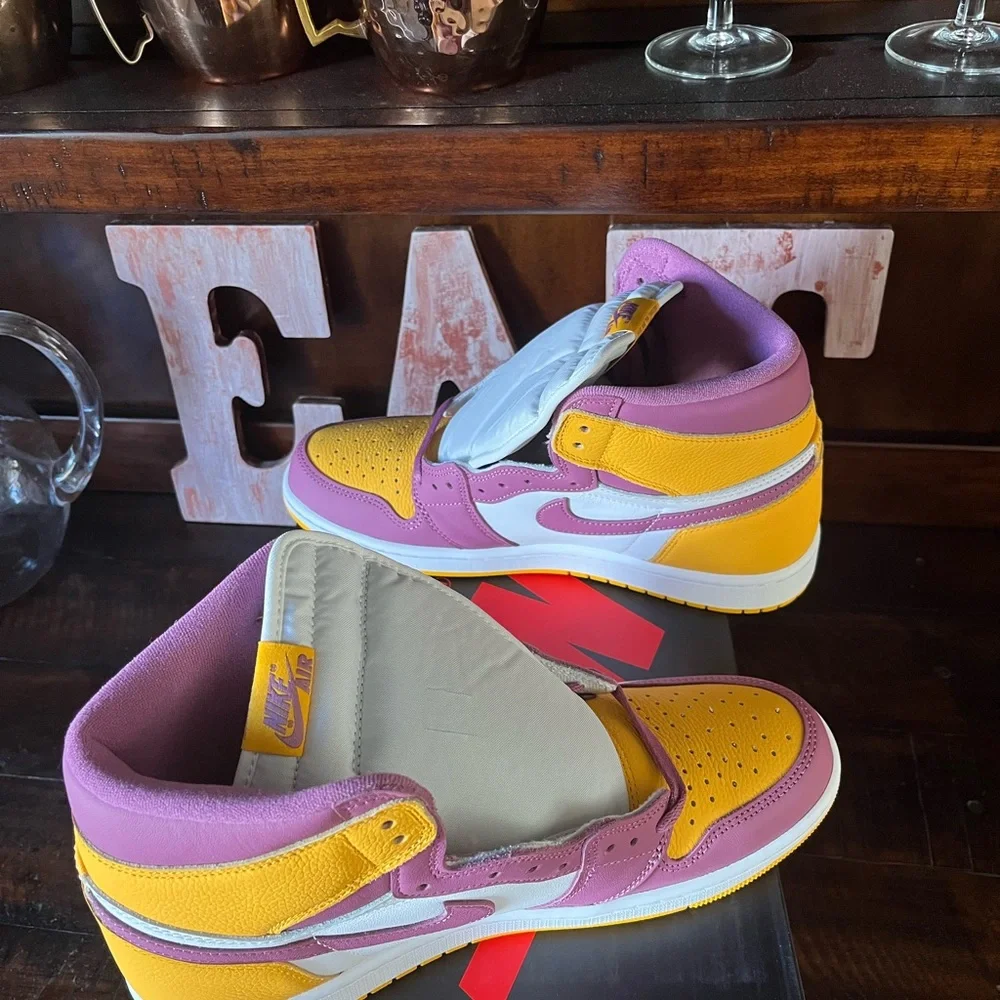 Nike Air Jordan 1 Retro High OG - Picture 5 of 10